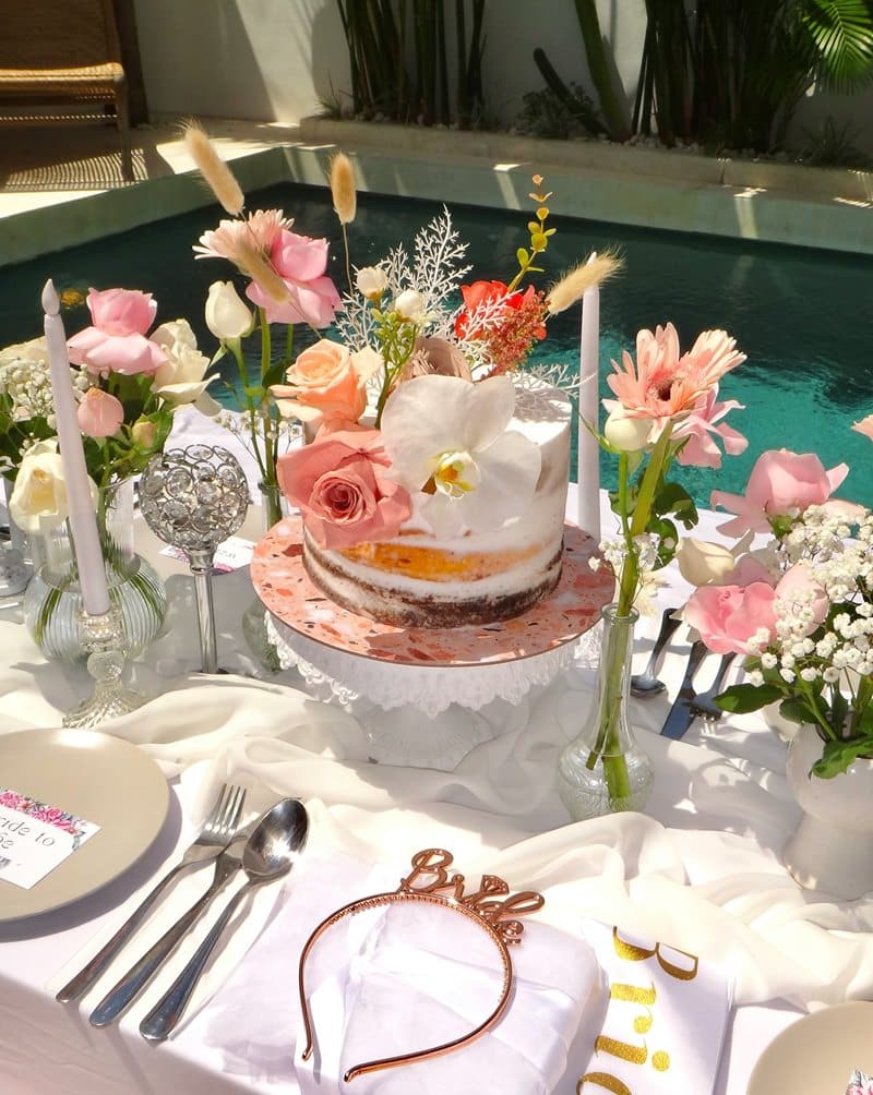 mesa-cha-de-panela-com-bolo-e-flores