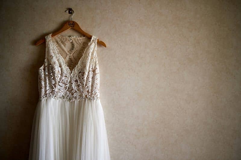 vestido-de-noiva-com-renda-pendurado-no-cabide-prova-do-vestido-de-noiva