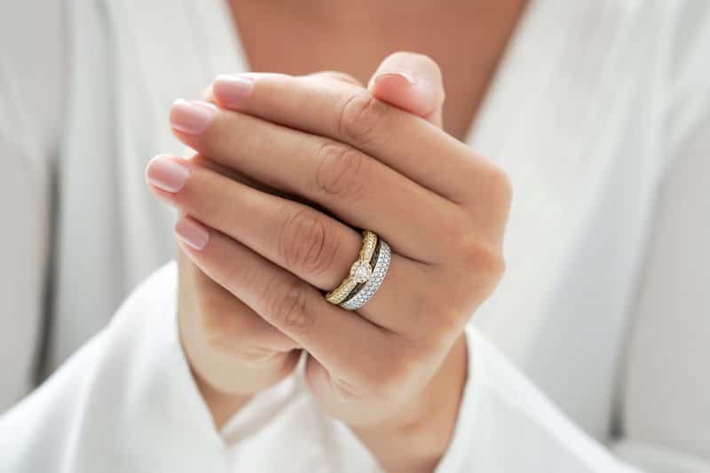 anel-de-noivado-e-aliança-juntos-ouro-branco-e-ouro-amarelo-com-diamantes